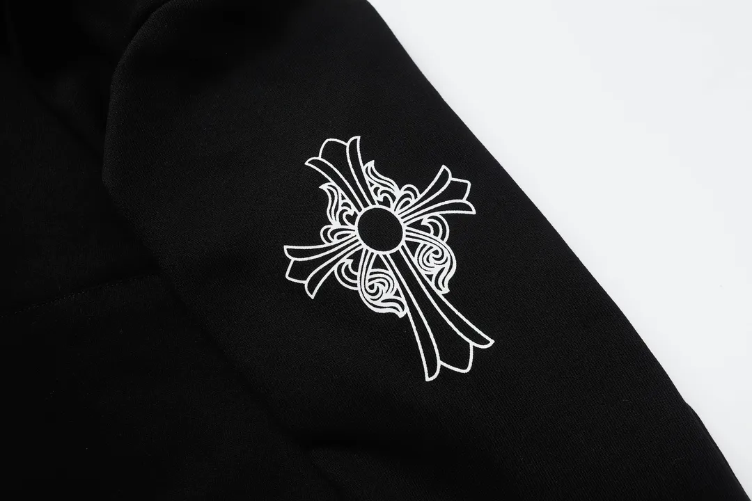 M17—P210 -Chrome Hearts/Chrome Hearts printed sweatshirt cardigan jacket -420 grams of high-density, high-quality wool, soft, delicate and skin-friendly, soft and silky to the touch, warm and skin-friendly -The hardware zipper accessories are all customized and full of details -Colour: black white -Size: S M L XL